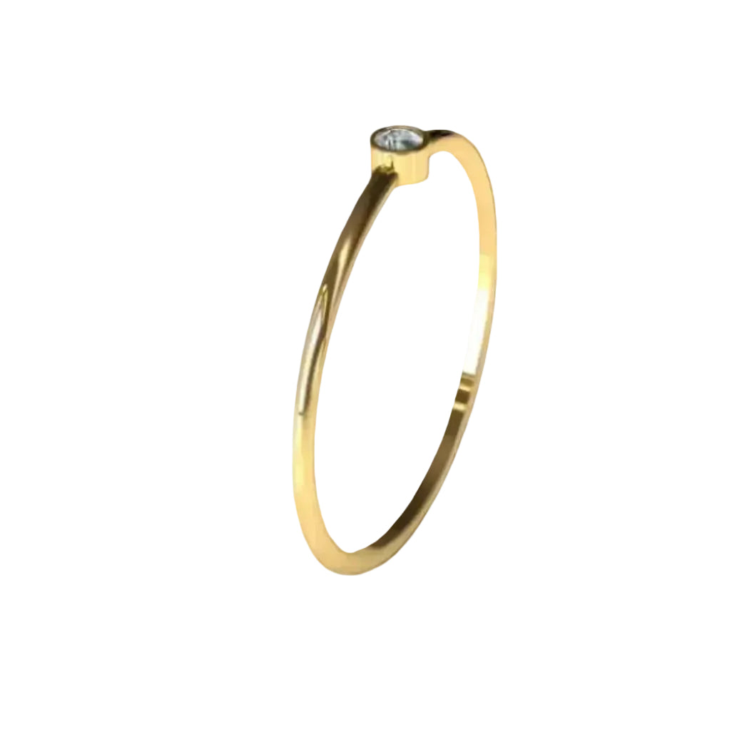 Solitaire 14k gold ring with VVS diamond, close-up front view
