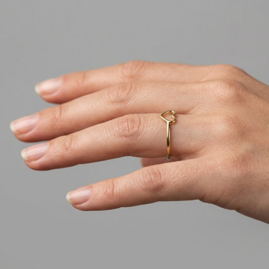 Cœur d'Or gold heart ring, second lifestyle shot