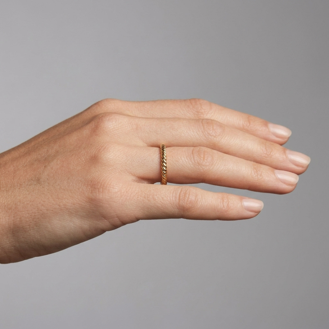 14k rope ring with hand and model